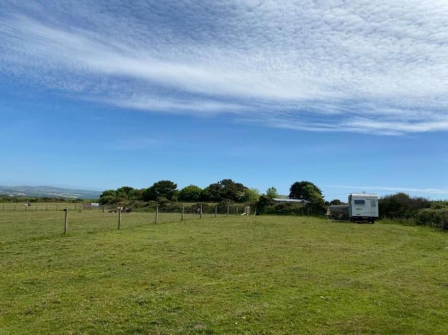Lily Cosy Campervan With Sea Views & Amazing Sunrises เซนต์ไอฟส์ ภายนอก รูปภาพ